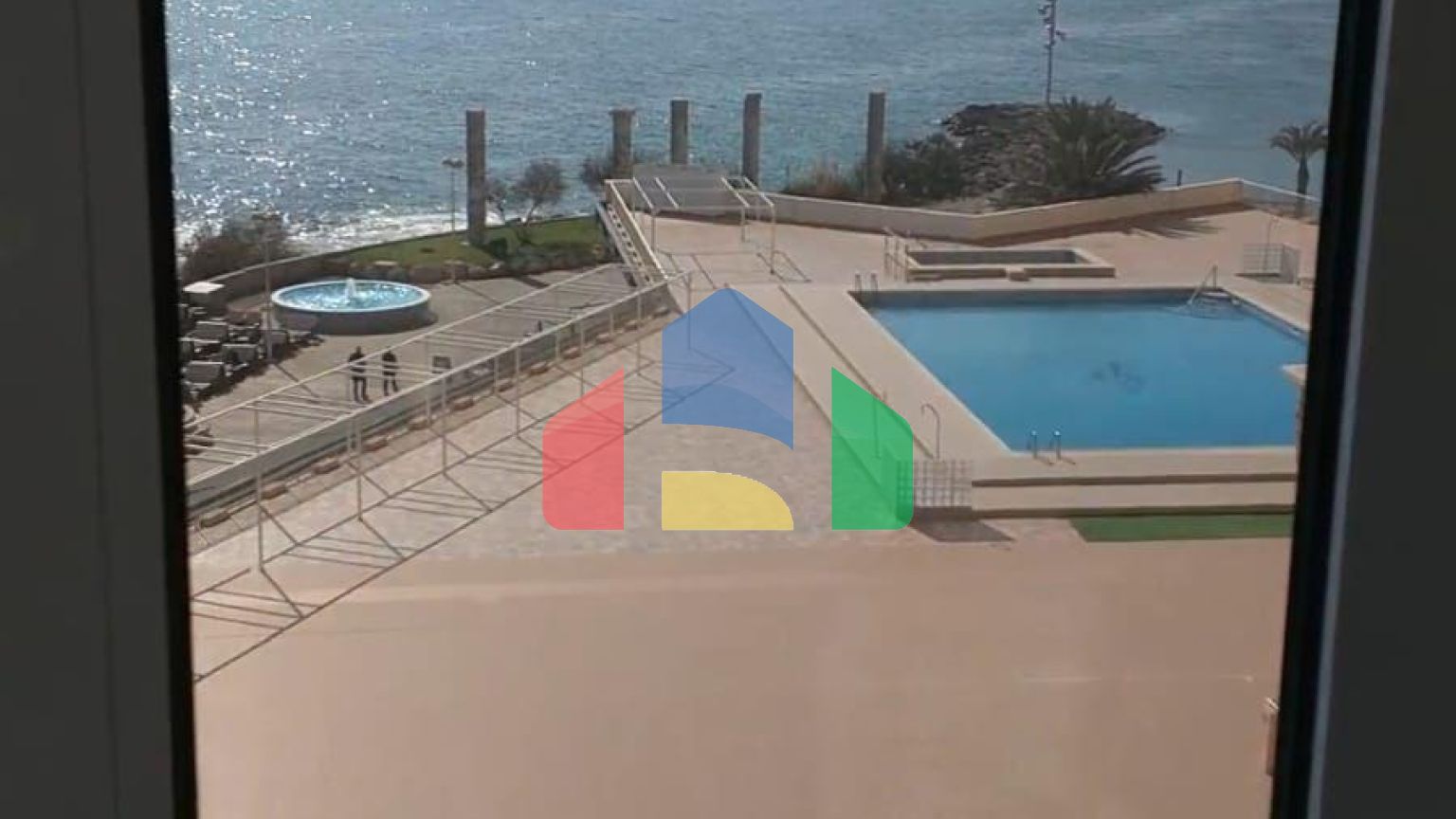 АПАРТАМЕНТЫ С ПРЯМЫМ И БОКОВЫМ ВИДОМ НА МОРЕ. 4 СПАЛЬНИ. 2 ВАННЫЕ КОМНАТЫ. ГАРАЖ+КЛАДОВКА.