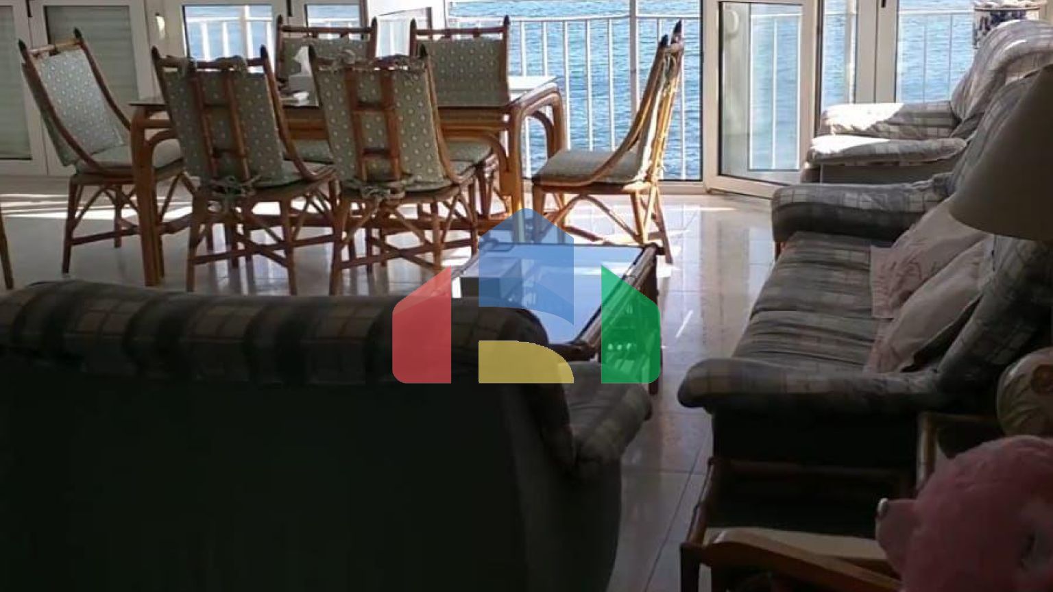 АПАРТАМЕНТЫ С ПРЯМЫМ И БОКОВЫМ ВИДОМ НА МОРЕ. 4 СПАЛЬНИ. 2 ВАННЫЕ КОМНАТЫ. ГАРАЖ+КЛАДОВКА.