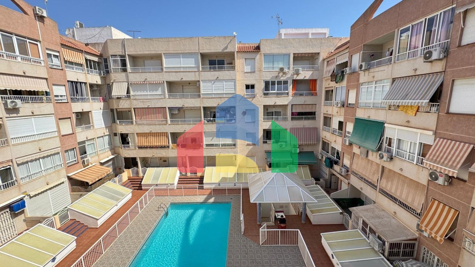 СТУДИЯ В 250 МЕТРАХ ОТ ПЛЯЖА ЛОС ЛОКОС. 25 М2. С БАССЕЙНОМ ОБЩЕГО ПОЛЬЗОВАНИЯ.