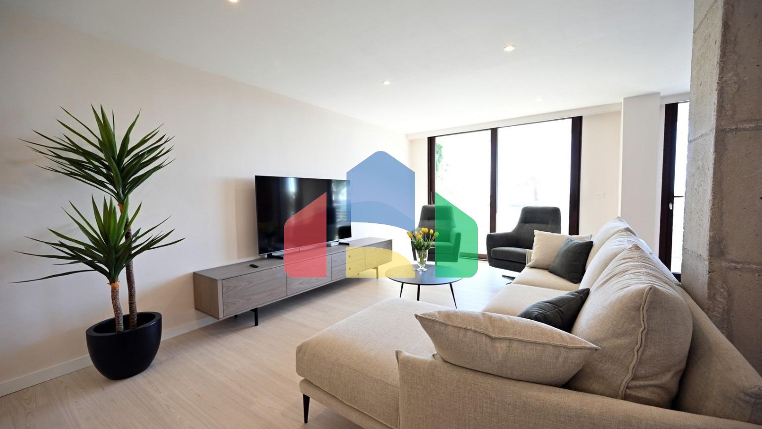 Роскошная квартира на первой линии с прямым видом на море, 3 спальни, 2 ванные комнаты