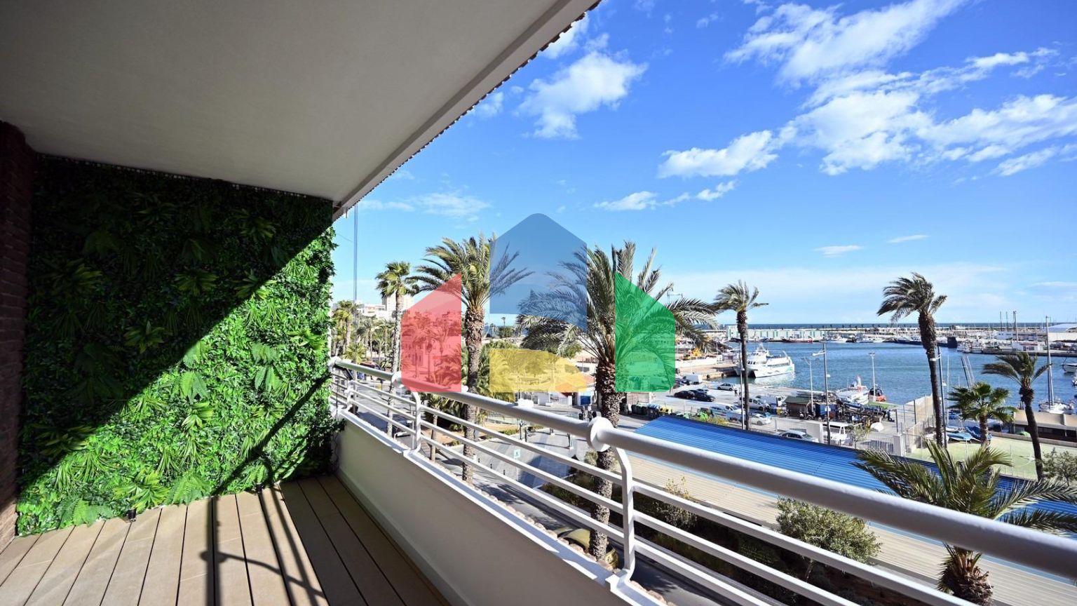 Роскошная квартира на первой линии с прямым видом на море, 3 спальни, 2 ванные комнаты