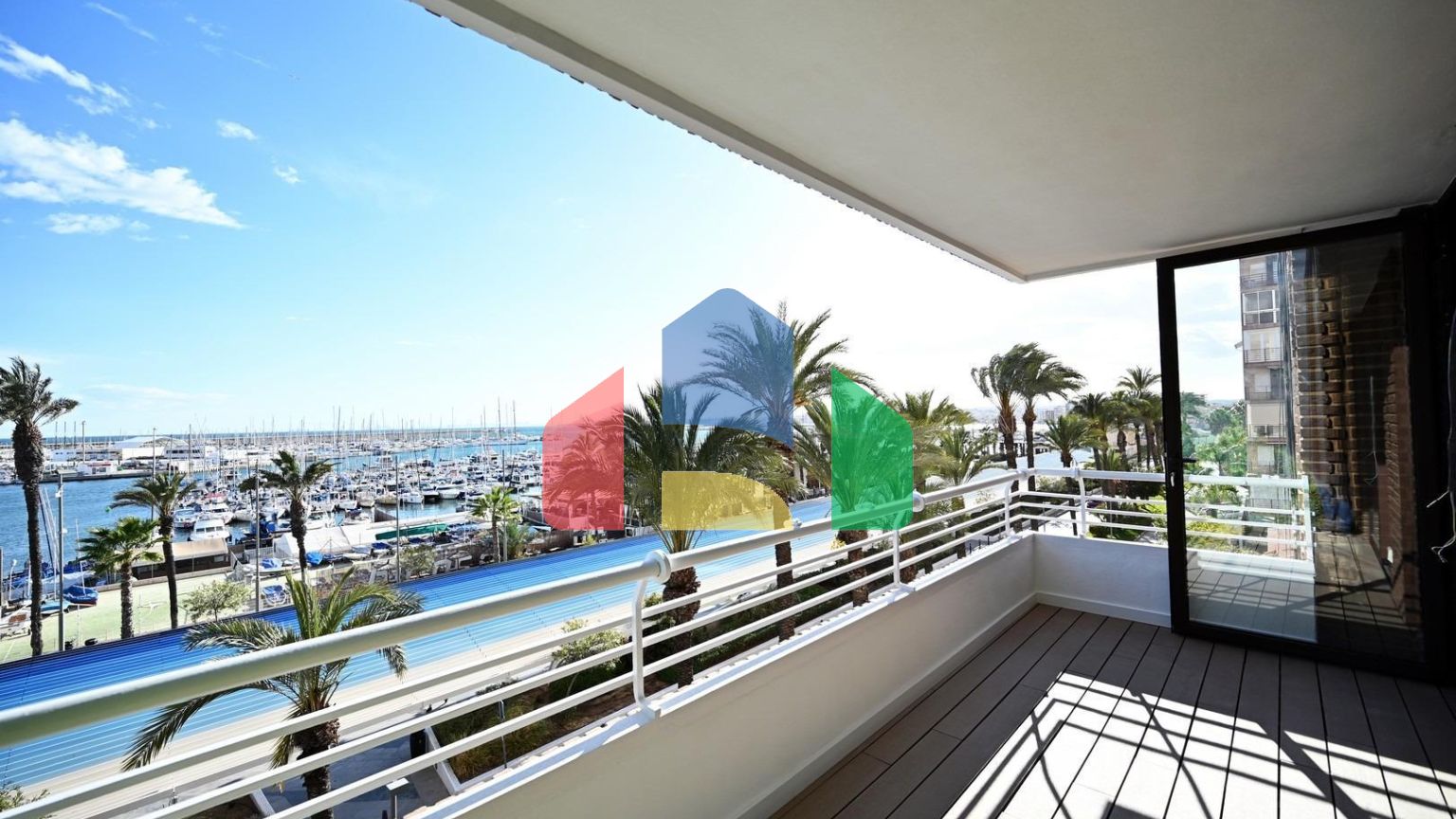 Роскошная квартира на первой линии с прямым видом на море, 3 спальни, 2 ванные комнаты