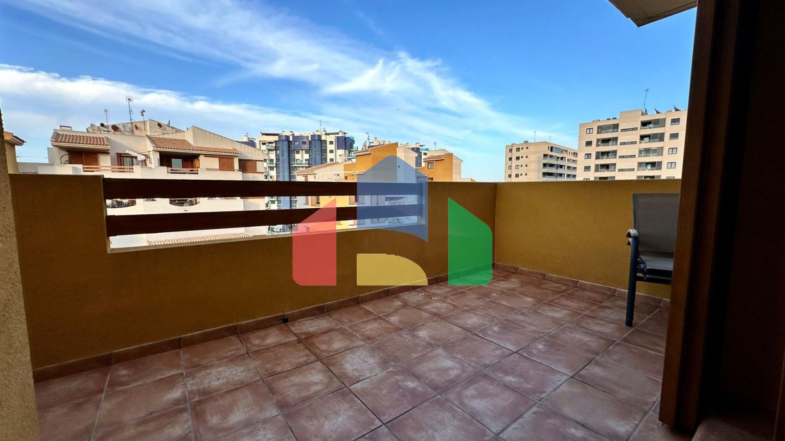 Пентхаус с видом на море, 3 спальнями, 50 м. от пляжа, гараж, кладовая и 2 террасы.