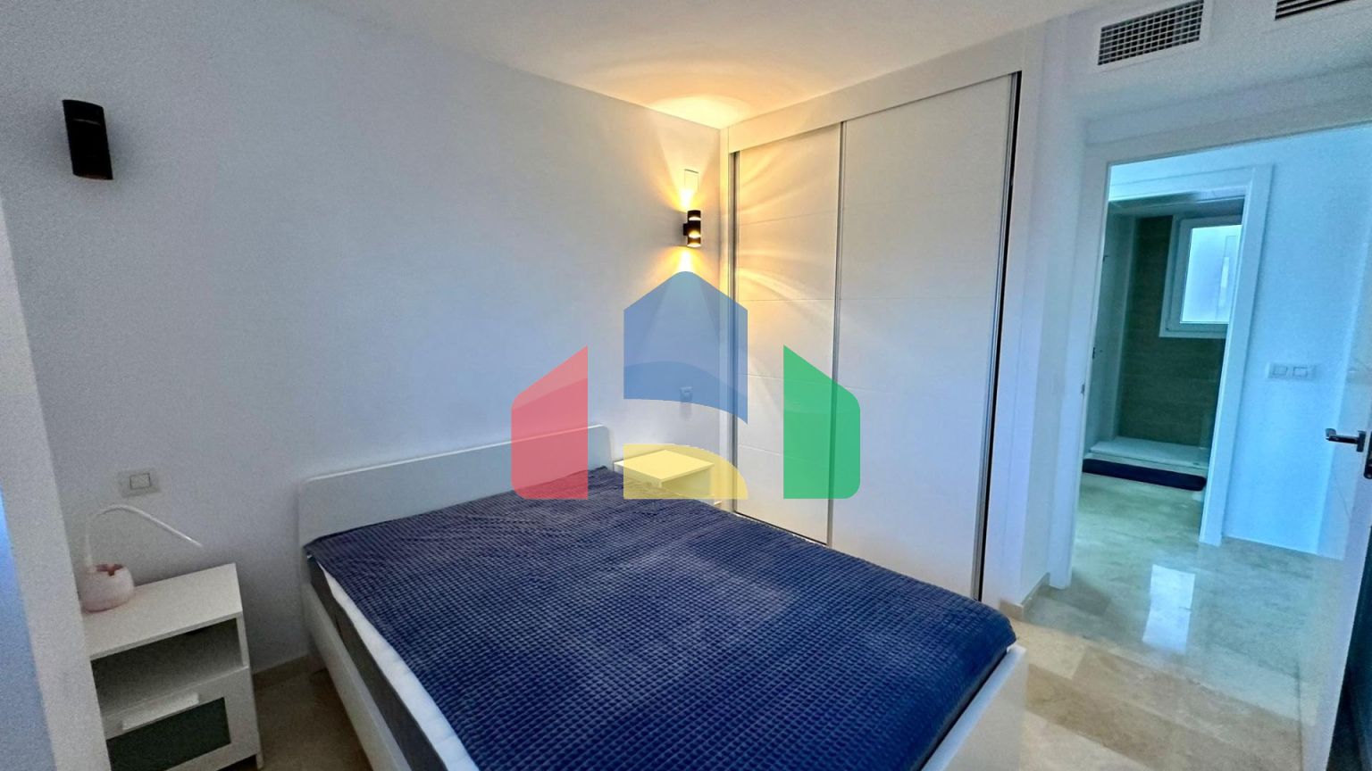 Пентхаус с видом на море, 3 спальнями, 50 м. от пляжа, гараж, кладовая и 2 террасы.