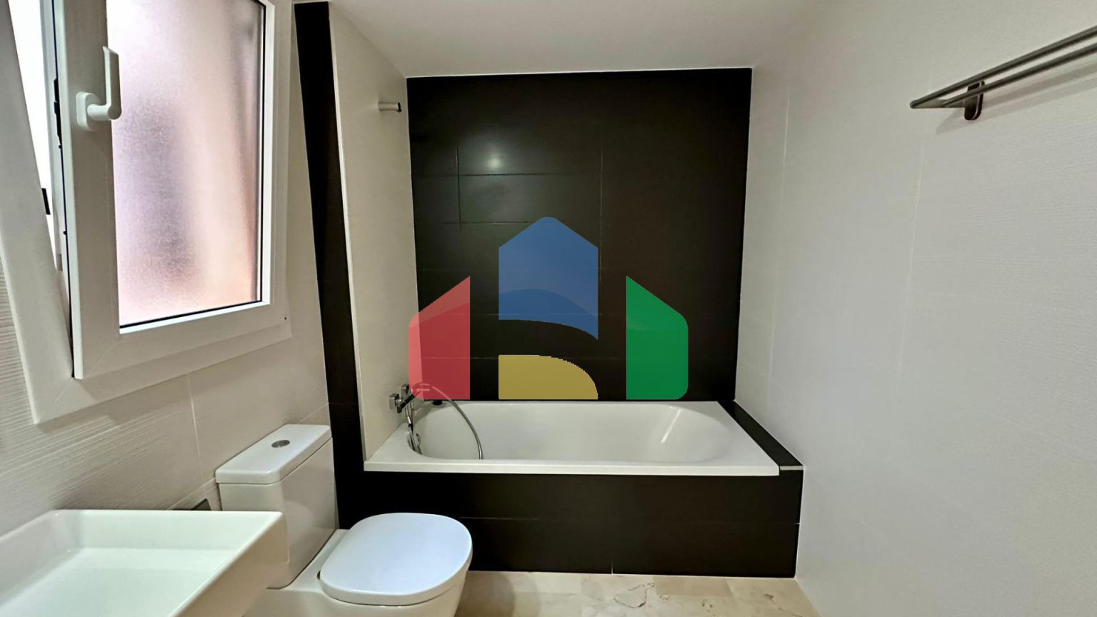 Пентхаус с видом на море, 3 спальнями, 50 м. от пляжа, гараж, кладовая и 2 террасы.