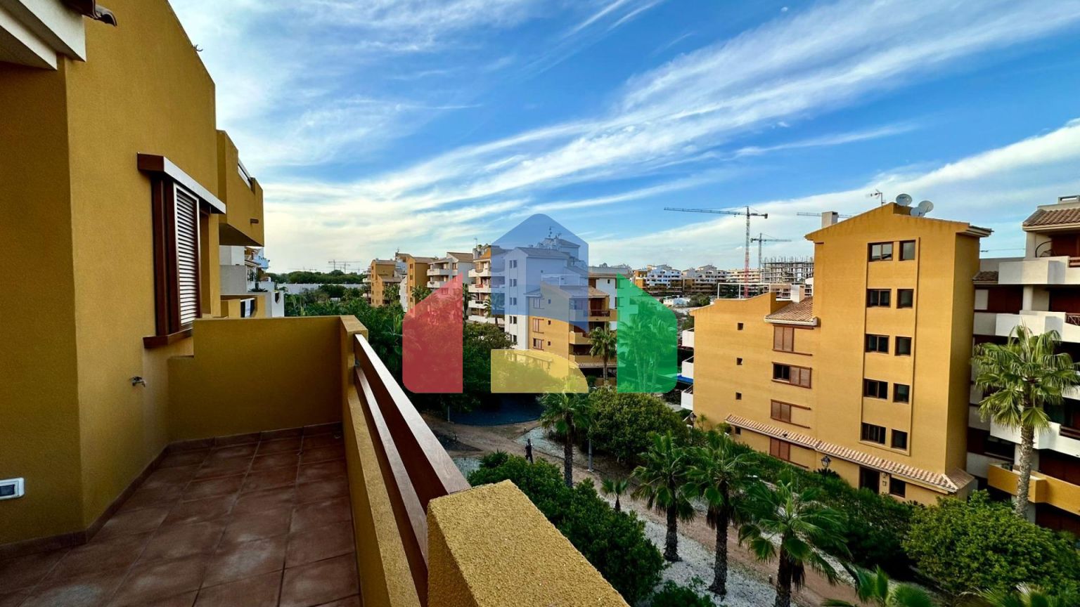 Пентхаус с видом на море, 3 спальнями, 50 м. от пляжа, гараж, кладовая и 2 террасы.