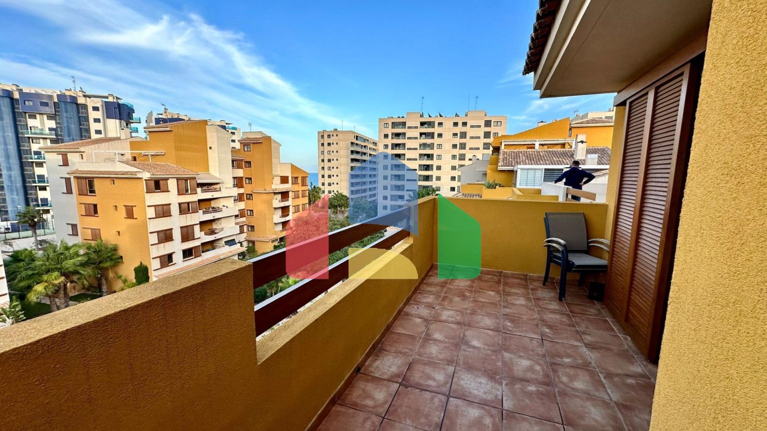 Пентхаус с видом на море, 3 спальнями, 50 м. от пляжа, гараж, кладовая и 2 террасы.