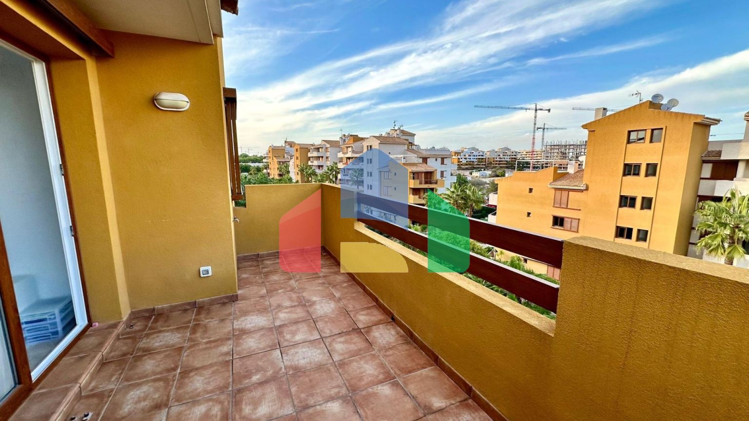 Пентхаус с видом на море, 3 спальнями, 50 м. от пляжа, гараж, кладовая и 2 террасы.