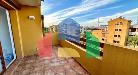 Пентхаус с видом на море, 3 спальнями, 50 м. от пляжа, гараж, кладовая и 2 террасы.