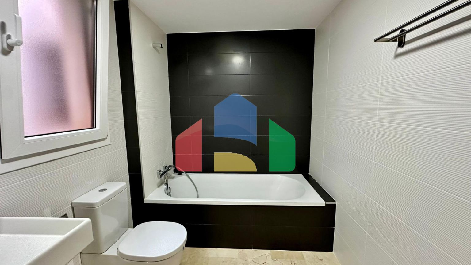 Пентхаус с видом на море, 3 спальнями, 50 м. от пляжа, гараж, кладовая и 2 террасы.