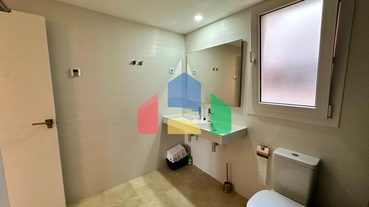 Пентхаус с видом на море, 3 спальнями, 50 м. от пляжа, гараж, кладовая и 2 террасы.