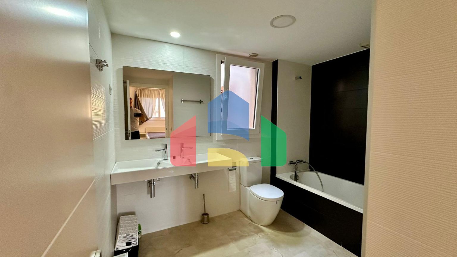 Пентхаус с видом на море, 3 спальнями, 50 м. от пляжа, гараж, кладовая и 2 террасы.