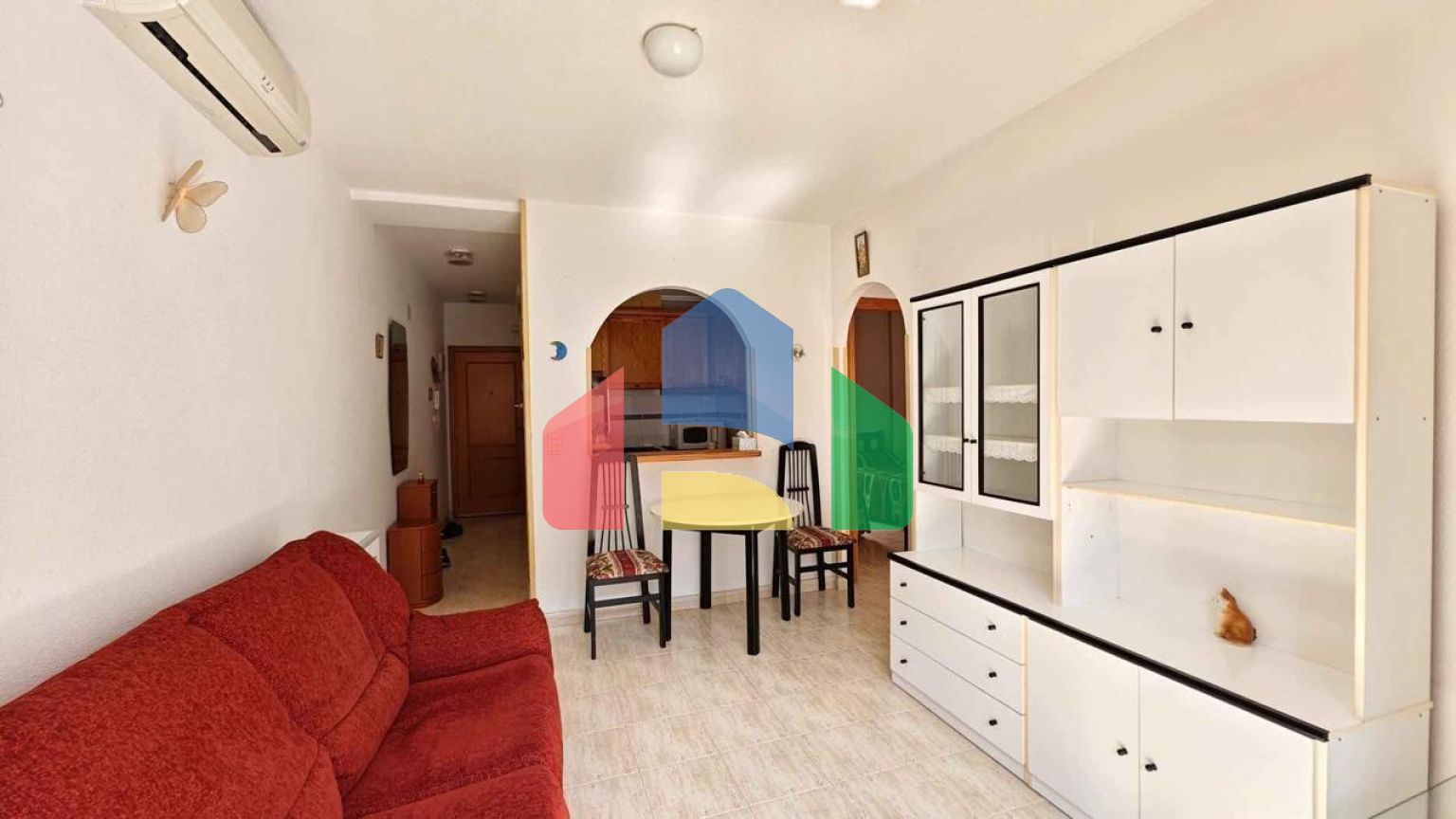 АПАРТАМЕНТЫ С ГАРАЖОМ И БАССЕЙНОМ В 500 МЕТРАХ ОТ ПЛЯЖА. 2 СПАЛЬНИ. 1 ВАННАЯ КОМНАТА. 60 М2.