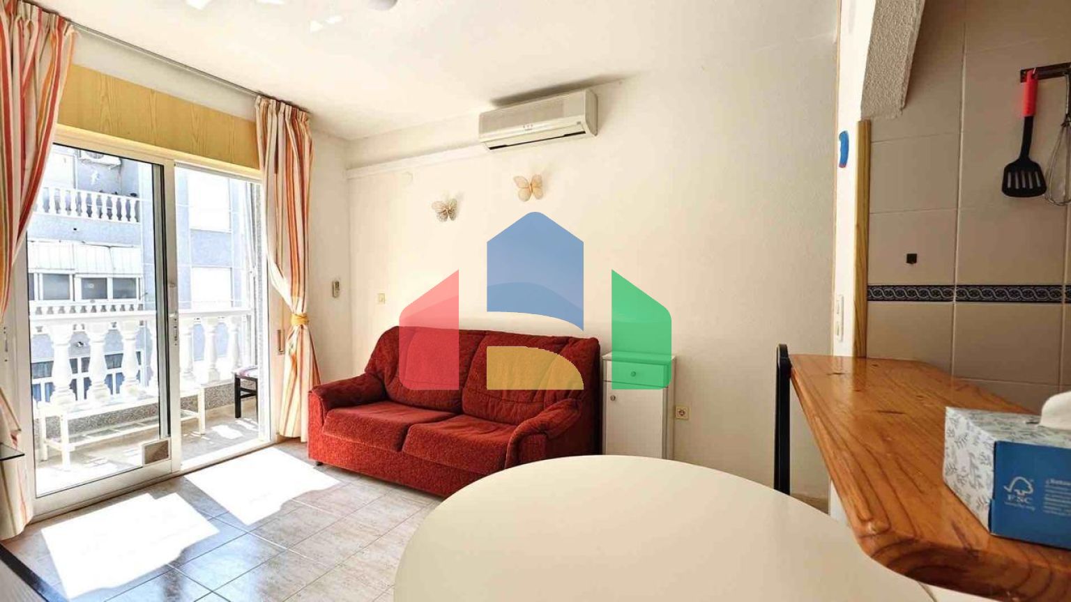 АПАРТАМЕНТЫ С ГАРАЖОМ И БАССЕЙНОМ В 500 МЕТРАХ ОТ ПЛЯЖА. 2 СПАЛЬНИ. 1 ВАННАЯ КОМНАТА. 60 М2.