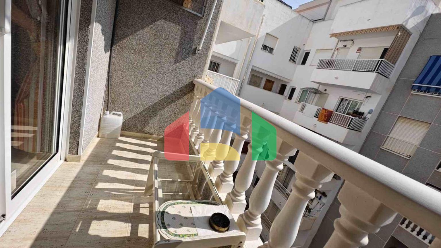 АПАРТАМЕНТЫ С ГАРАЖОМ И БАССЕЙНОМ В 500 МЕТРАХ ОТ ПЛЯЖА. 2 СПАЛЬНИ. 1 ВАННАЯ КОМНАТА. 60 М2.