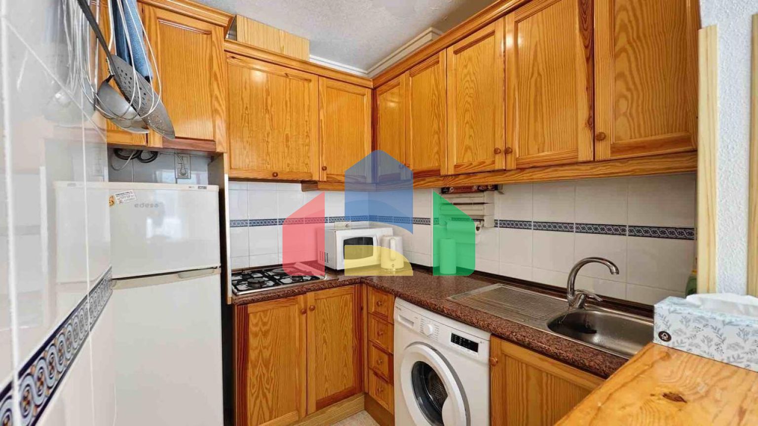 АПАРТАМЕНТЫ С ГАРАЖОМ И БАССЕЙНОМ В 500 МЕТРАХ ОТ ПЛЯЖА. 2 СПАЛЬНИ. 1 ВАННАЯ КОМНАТА. 60 М2.