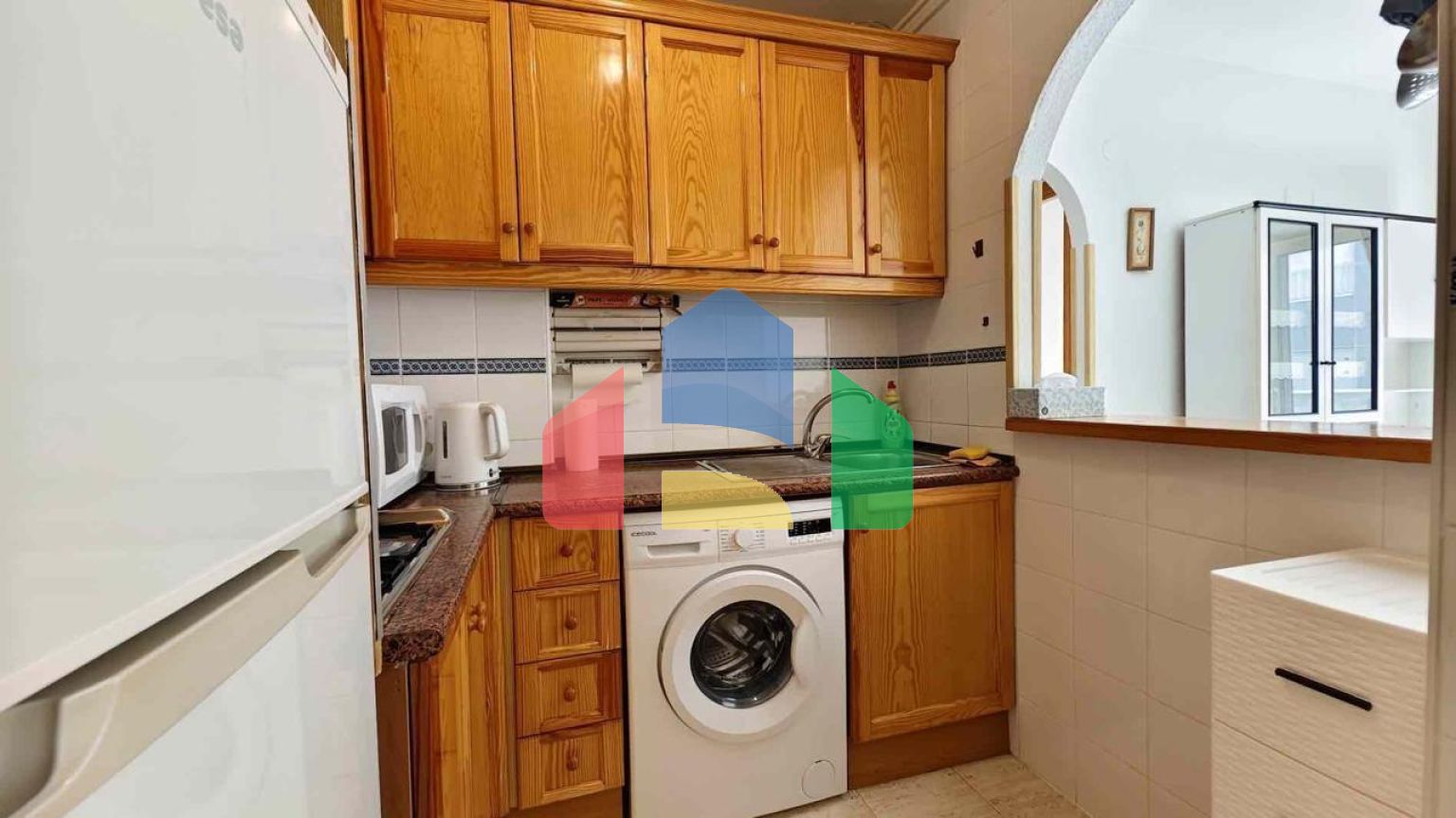 АПАРТАМЕНТЫ С ГАРАЖОМ И БАССЕЙНОМ В 500 МЕТРАХ ОТ ПЛЯЖА. 2 СПАЛЬНИ. 1 ВАННАЯ КОМНАТА. 60 М2.