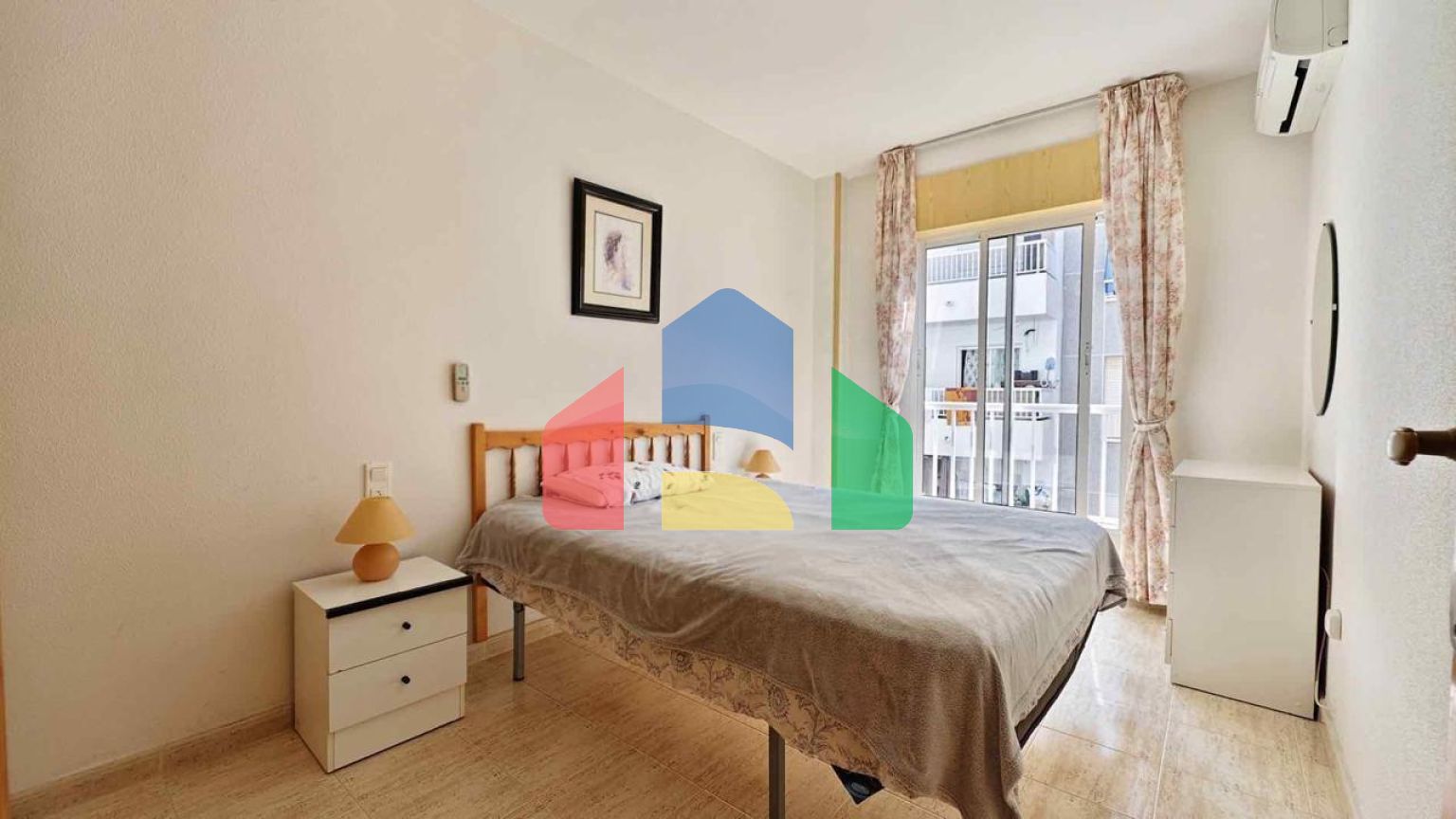 АПАРТАМЕНТЫ С ГАРАЖОМ И БАССЕЙНОМ В 500 МЕТРАХ ОТ ПЛЯЖА. 2 СПАЛЬНИ. 1 ВАННАЯ КОМНАТА. 60 М2.