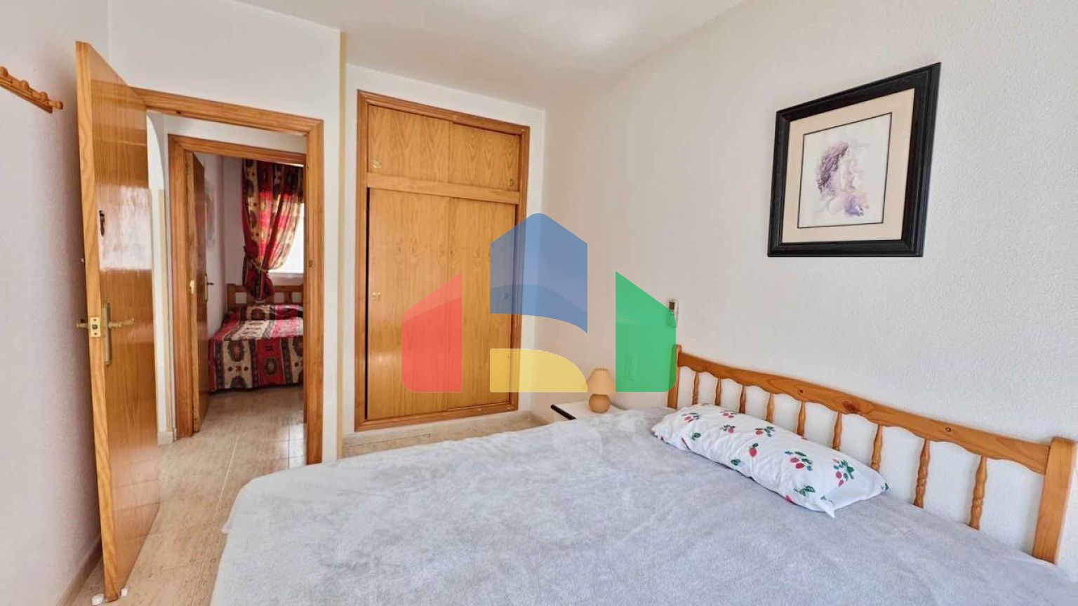 АПАРТАМЕНТЫ С ГАРАЖОМ И БАССЕЙНОМ В 500 МЕТРАХ ОТ ПЛЯЖА. 2 СПАЛЬНИ. 1 ВАННАЯ КОМНАТА. 60 М2.