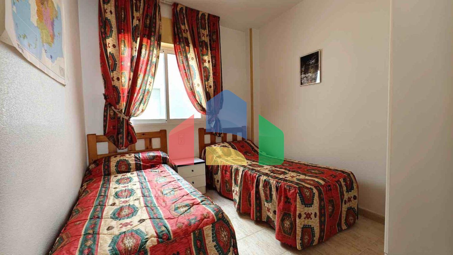 АПАРТАМЕНТЫ С ГАРАЖОМ И БАССЕЙНОМ В 500 МЕТРАХ ОТ ПЛЯЖА. 2 СПАЛЬНИ. 1 ВАННАЯ КОМНАТА. 60 М2.