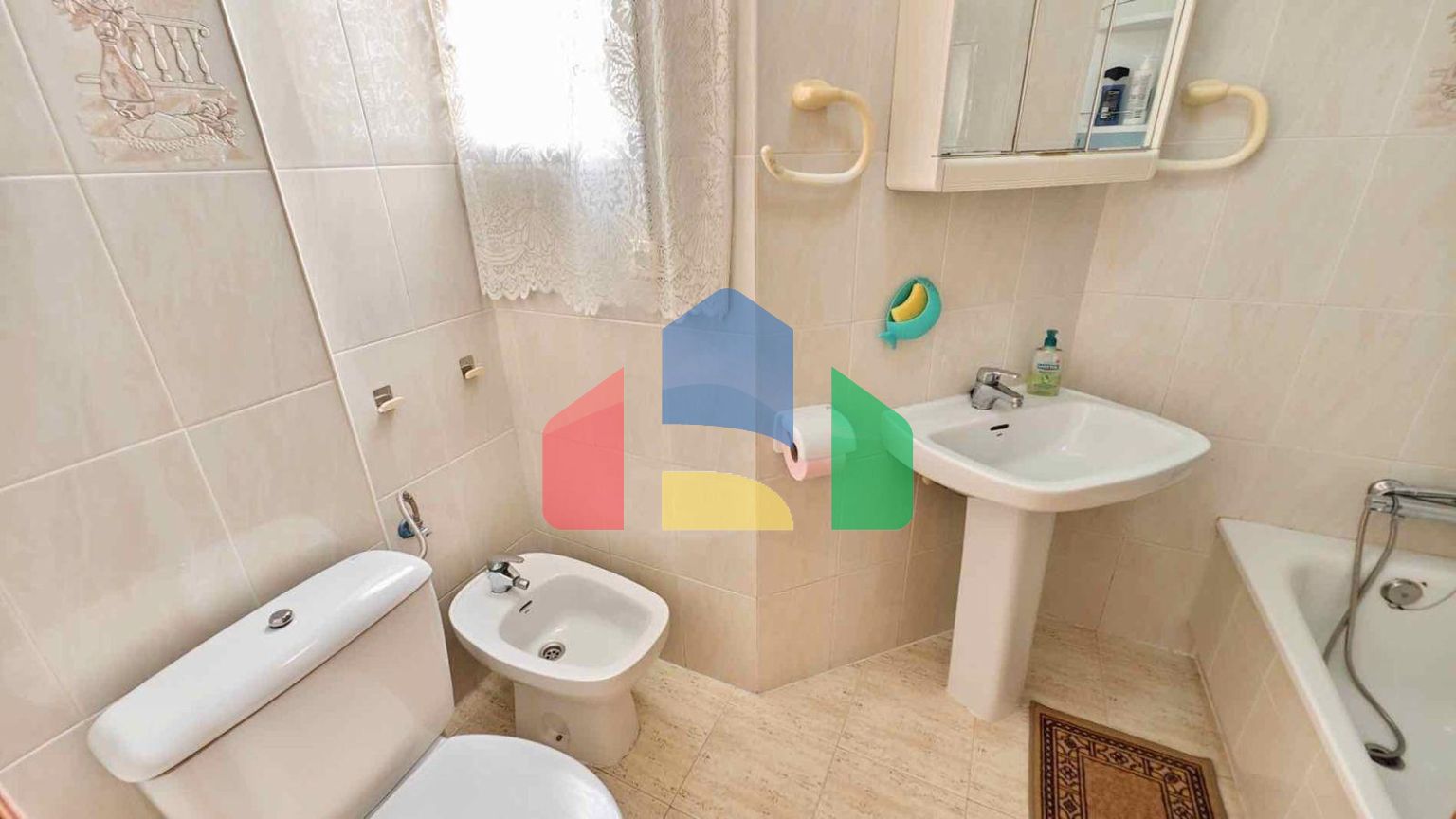 АПАРТАМЕНТЫ С ГАРАЖОМ И БАССЕЙНОМ В 500 МЕТРАХ ОТ ПЛЯЖА. 2 СПАЛЬНИ. 1 ВАННАЯ КОМНАТА. 60 М2.