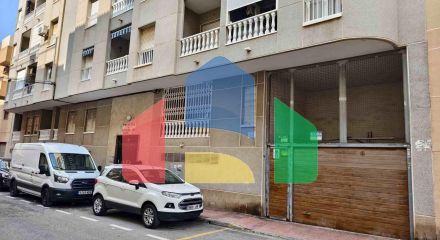 АПАРТАМЕНТЫ С ГАРАЖОМ И БАССЕЙНОМ В 500 МЕТРАХ ОТ ПЛЯЖА. 2 СПАЛЬНИ. 1 ВАННАЯ КОМНАТА. 60 М2.