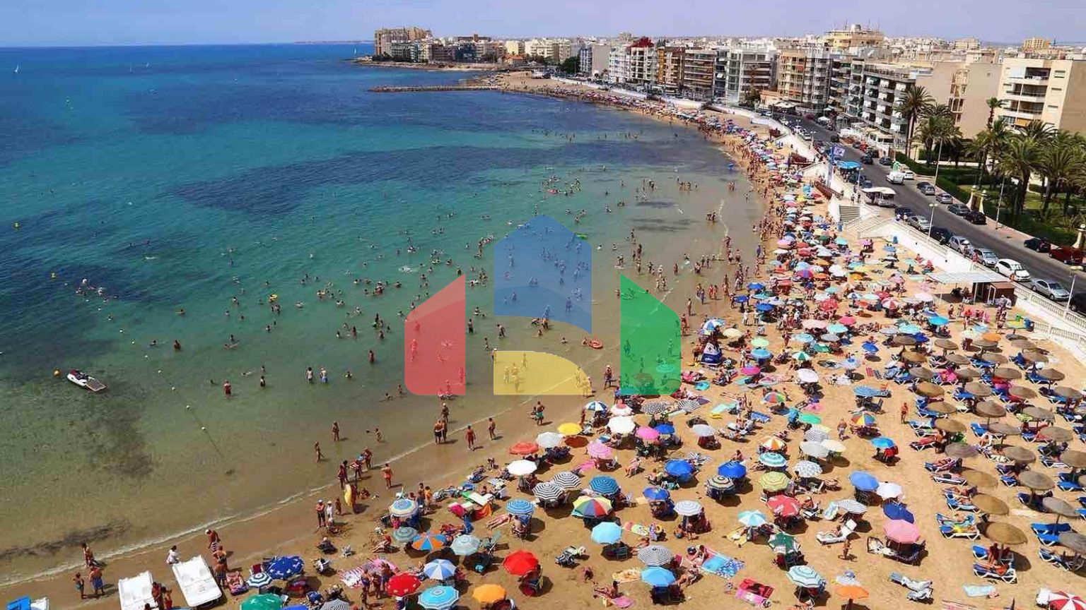 АПАРТАМЕНТЫ С ГАРАЖОМ И БАССЕЙНОМ В 500 МЕТРАХ ОТ ПЛЯЖА. 2 СПАЛЬНИ. 1 ВАННАЯ КОМНАТА. 60 М2.