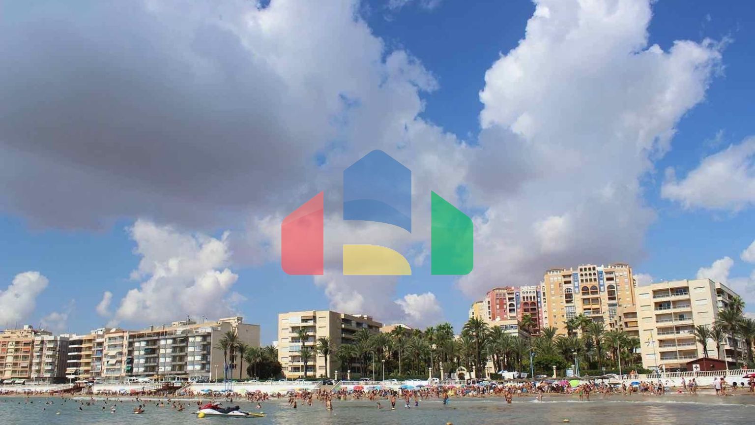 АПАРТАМЕНТЫ С ГАРАЖОМ И БАССЕЙНОМ В 500 МЕТРАХ ОТ ПЛЯЖА. 2 СПАЛЬНИ. 1 ВАННАЯ КОМНАТА. 60 М2.