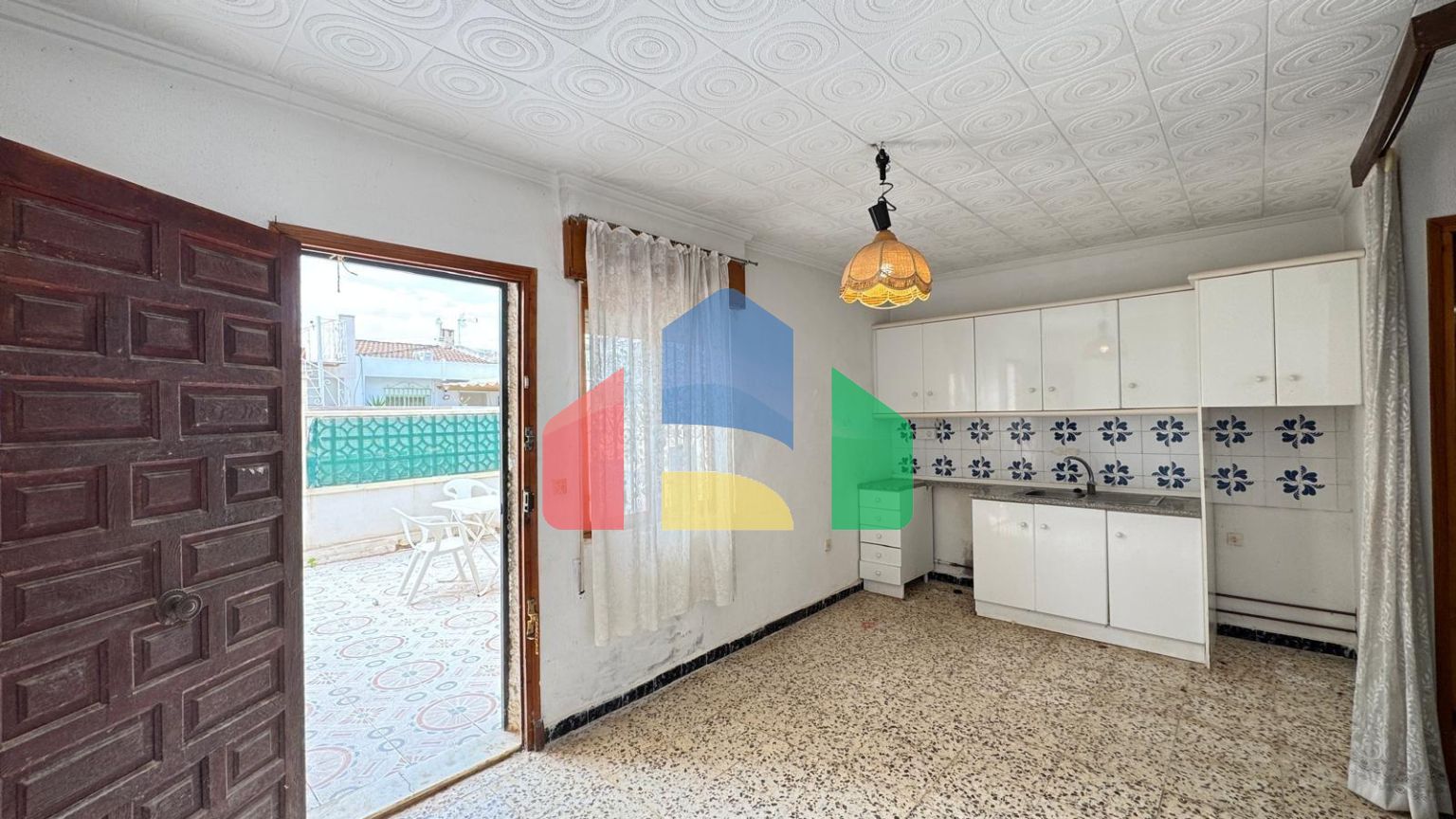 ТАУН-ХАУС С УЧАСТКОМ 30 М2. НЕ ДАЛЕКО ОТ КОМЕРЧЕСКОРО ЦЕНТРА. 74М2. 2 СПАЛЬНИ. 1 ВАННАЯ. ПОД РЕМОНТ.