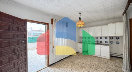 ТАУН-ХАУС С УЧАСТКОМ 30 М2. НЕ ДАЛЕКО ОТ КОМЕРЧЕСКОРО ЦЕНТРА. 74М2. 2 СПАЛЬНИ. 1 ВАННАЯ. ПОД РЕМОНТ.