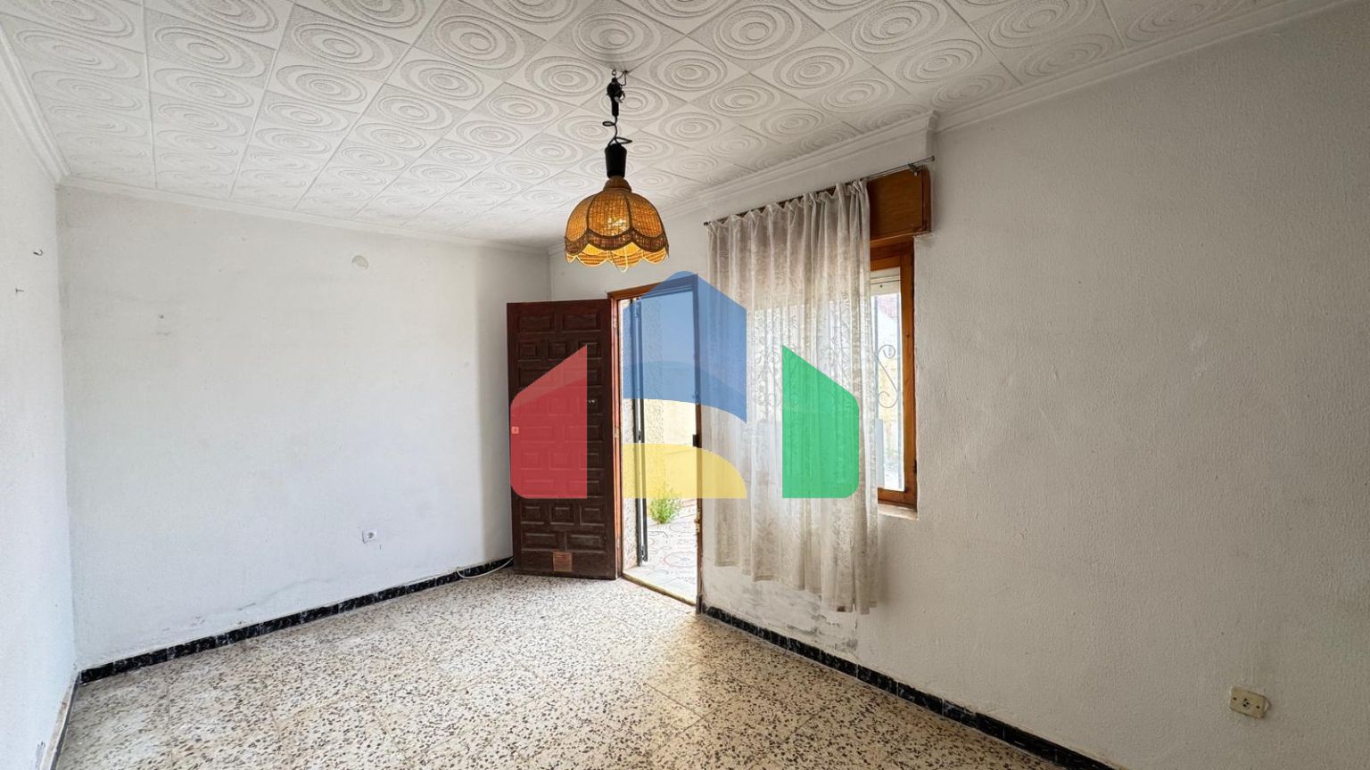 ТАУН-ХАУС С УЧАСТКОМ 30 М2. НЕ ДАЛЕКО ОТ КОМЕРЧЕСКОРО ЦЕНТРА. 74М2. 2 СПАЛЬНИ. 1 ВАННАЯ. ПОД РЕМОНТ.