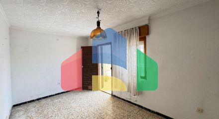 ТАУН-ХАУС С УЧАСТКОМ 30 М2. НЕ ДАЛЕКО ОТ КОМЕРЧЕСКОРО ЦЕНТРА. 74М2. 2 СПАЛЬНИ. 1 ВАННАЯ. ПОД РЕМОНТ.