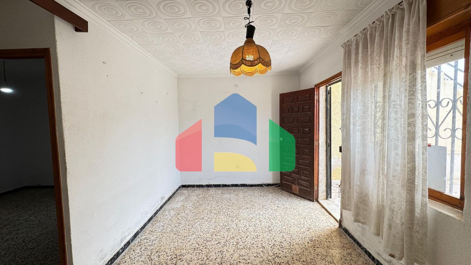 ТАУН-ХАУС С УЧАСТКОМ 30 М2. НЕ ДАЛЕКО ОТ КОМЕРЧЕСКОРО ЦЕНТРА. 74М2. 2 СПАЛЬНИ. 1 ВАННАЯ. ПОД РЕМОНТ.