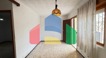 ТАУН-ХАУС С УЧАСТКОМ 30 М2. НЕ ДАЛЕКО ОТ КОМЕРЧЕСКОРО ЦЕНТРА. 74М2. 2 СПАЛЬНИ. 1 ВАННАЯ. ПОД РЕМОНТ.