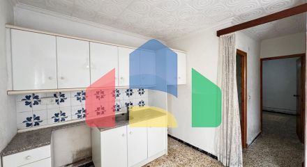 ТАУН-ХАУС С УЧАСТКОМ 30 М2. НЕ ДАЛЕКО ОТ КОМЕРЧЕСКОРО ЦЕНТРА. 74М2. 2 СПАЛЬНИ. 1 ВАННАЯ. ПОД РЕМОНТ.