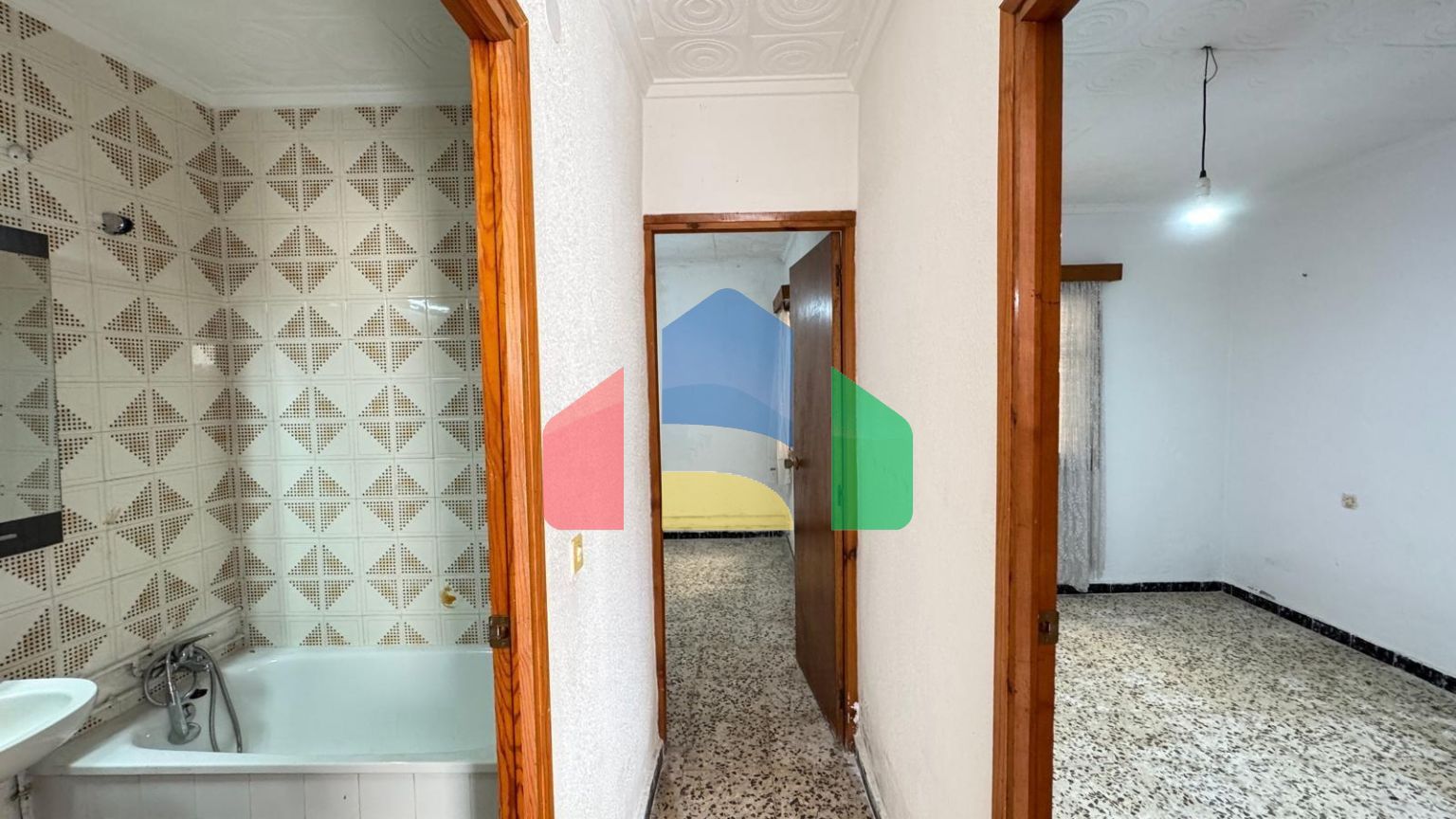 ТАУН-ХАУС С УЧАСТКОМ 30 М2. НЕ ДАЛЕКО ОТ КОМЕРЧЕСКОРО ЦЕНТРА. 74М2. 2 СПАЛЬНИ. 1 ВАННАЯ. ПОД РЕМОНТ.