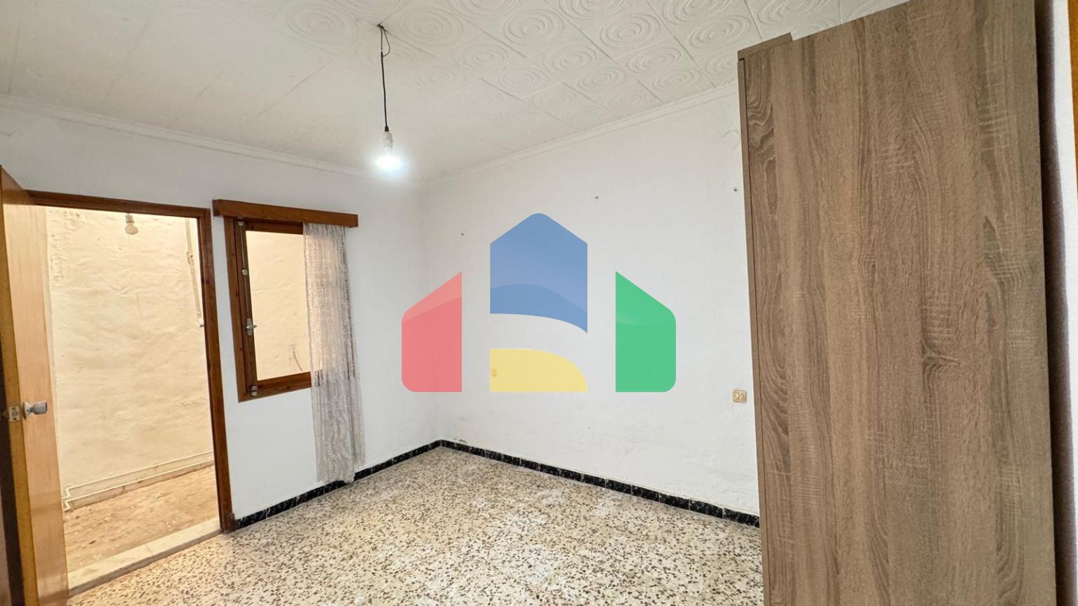 ТАУН-ХАУС С УЧАСТКОМ 30 М2. НЕ ДАЛЕКО ОТ КОМЕРЧЕСКОРО ЦЕНТРА. 74М2. 2 СПАЛЬНИ. 1 ВАННАЯ. ПОД РЕМОНТ.