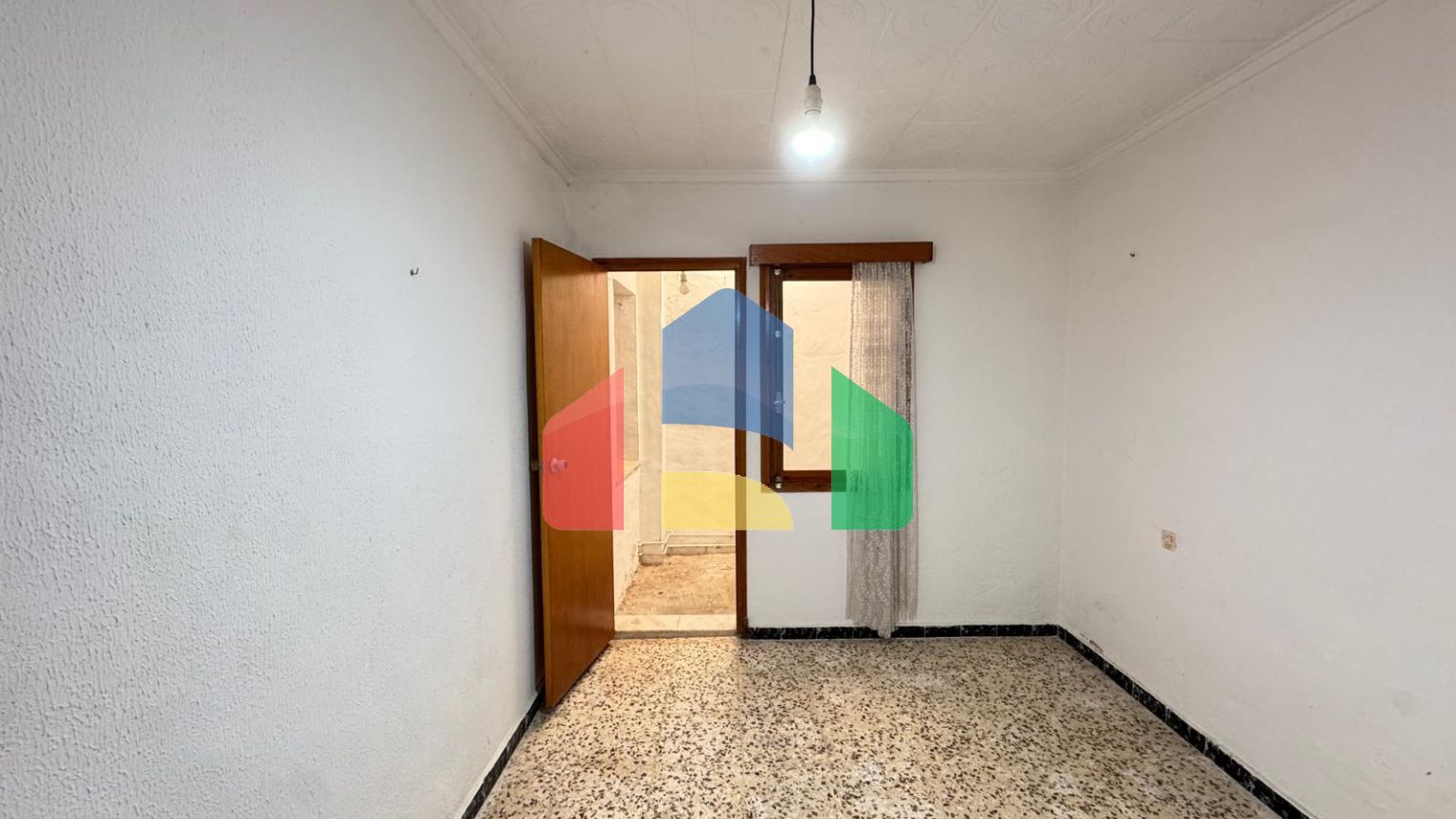 ТАУН-ХАУС С УЧАСТКОМ 30 М2. НЕ ДАЛЕКО ОТ КОМЕРЧЕСКОРО ЦЕНТРА. 74М2. 2 СПАЛЬНИ. 1 ВАННАЯ. ПОД РЕМОНТ.