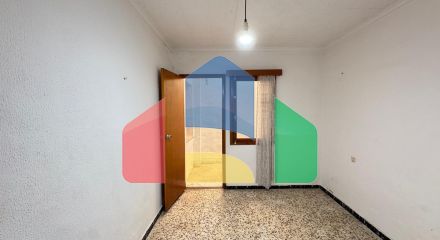 ТАУН-ХАУС С УЧАСТКОМ 30 М2. НЕ ДАЛЕКО ОТ КОМЕРЧЕСКОРО ЦЕНТРА. 74М2. 2 СПАЛЬНИ. 1 ВАННАЯ. ПОД РЕМОНТ.