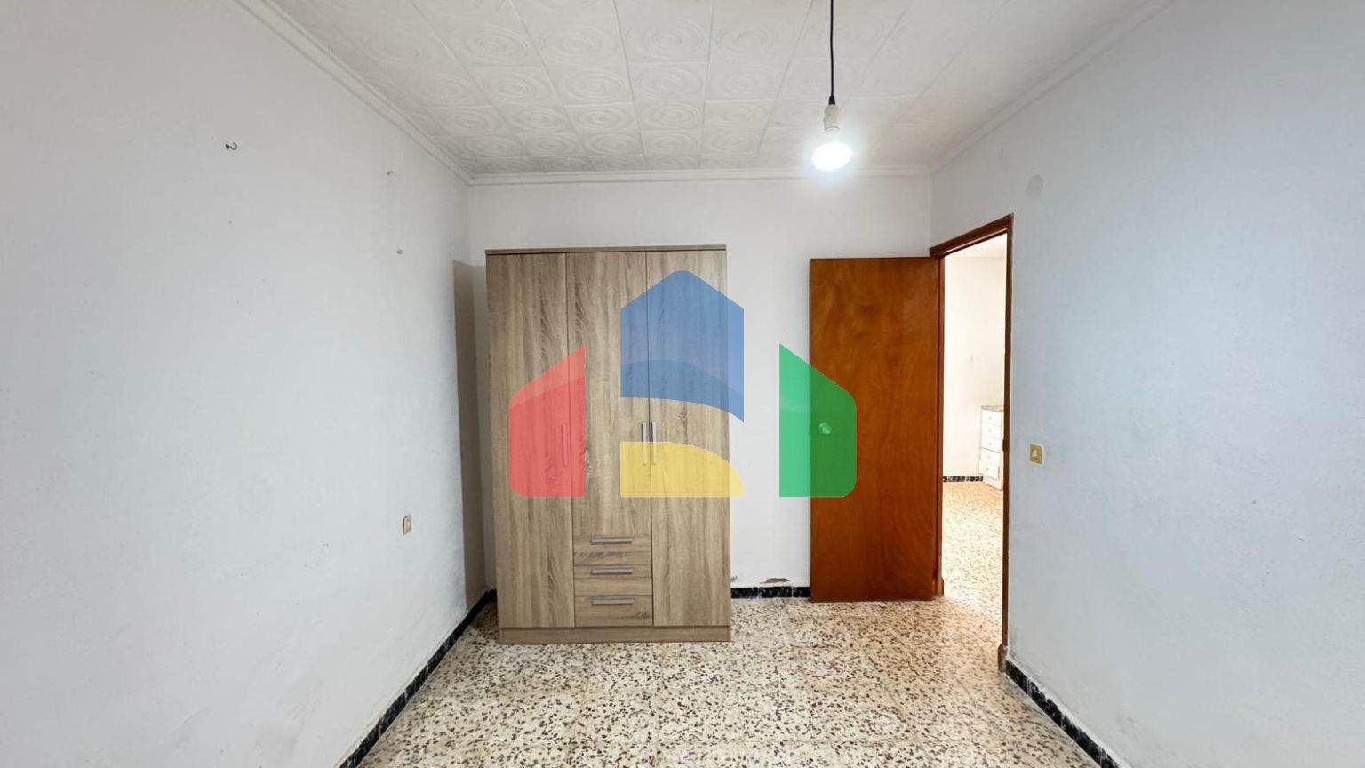 ТАУН-ХАУС С УЧАСТКОМ 30 М2. НЕ ДАЛЕКО ОТ КОМЕРЧЕСКОРО ЦЕНТРА. 74М2. 2 СПАЛЬНИ. 1 ВАННАЯ. ПОД РЕМОНТ.