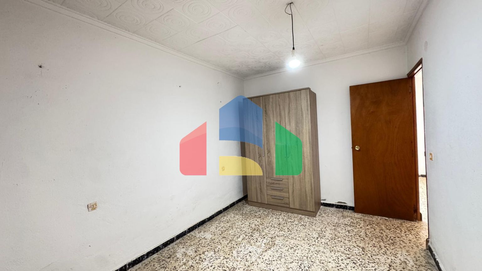 ТАУН-ХАУС С УЧАСТКОМ 30 М2. НЕ ДАЛЕКО ОТ КОМЕРЧЕСКОРО ЦЕНТРА. 74М2. 2 СПАЛЬНИ. 1 ВАННАЯ. ПОД РЕМОНТ.