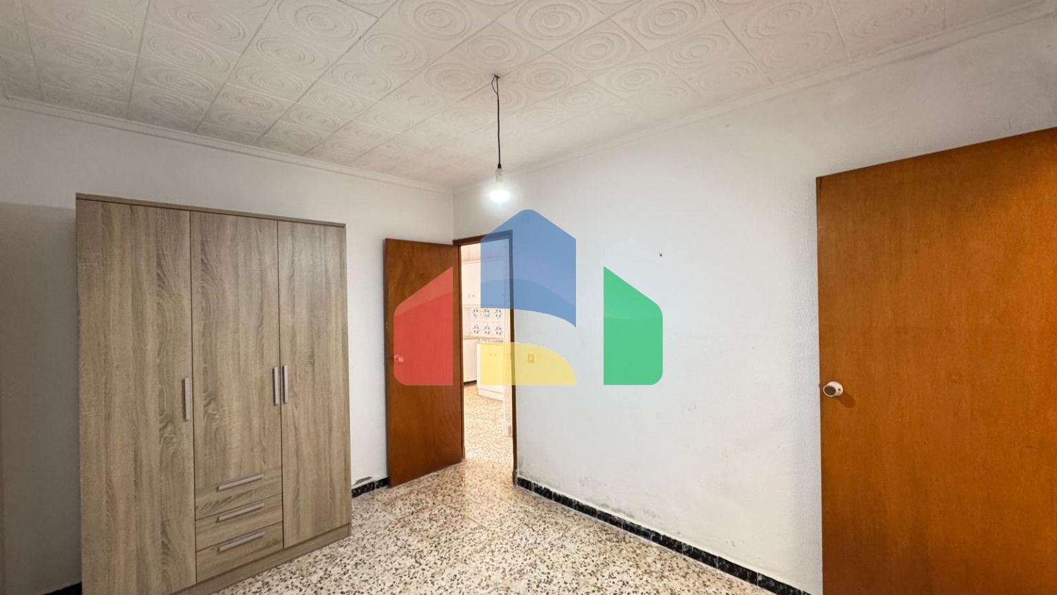 ТАУН-ХАУС С УЧАСТКОМ 30 М2. НЕ ДАЛЕКО ОТ КОМЕРЧЕСКОРО ЦЕНТРА. 74М2. 2 СПАЛЬНИ. 1 ВАННАЯ. ПОД РЕМОНТ.