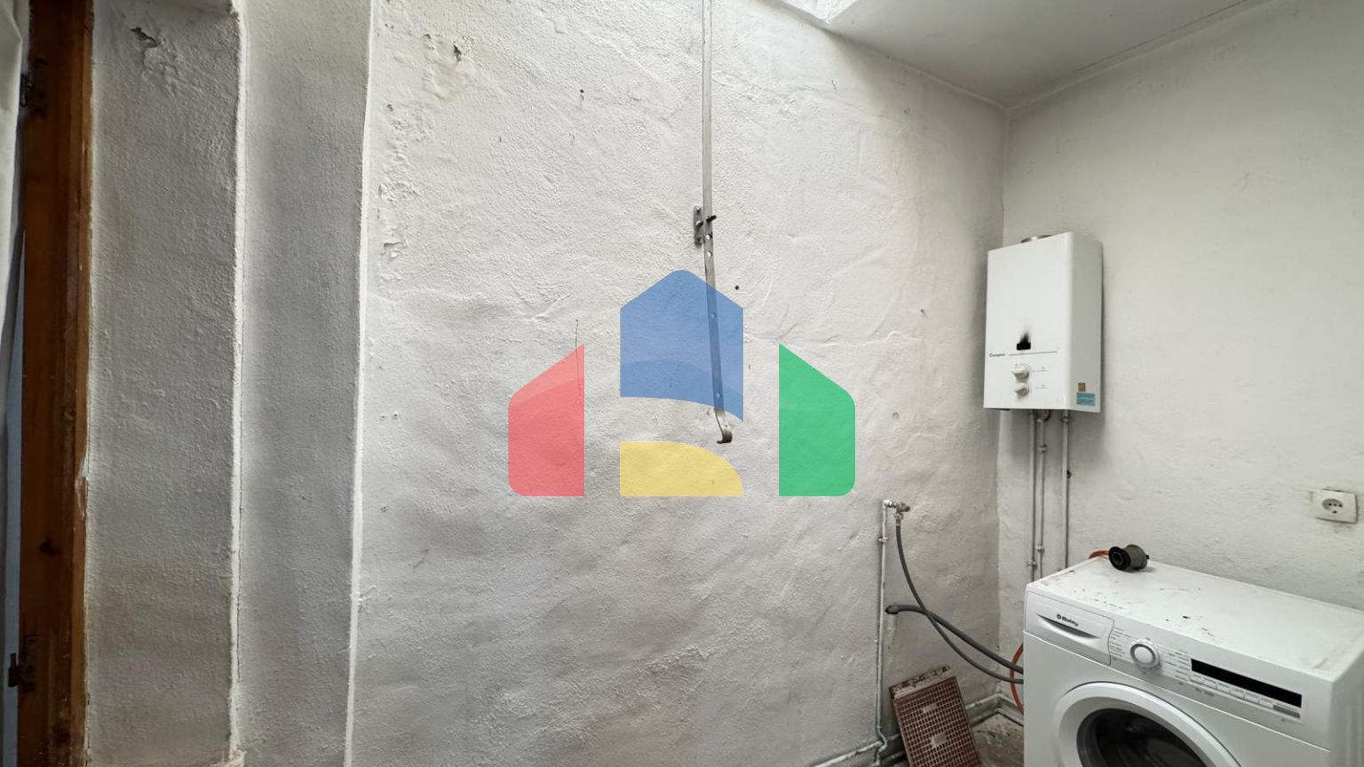 ТАУН-ХАУС С УЧАСТКОМ 30 М2. НЕ ДАЛЕКО ОТ КОМЕРЧЕСКОРО ЦЕНТРА. 74М2. 2 СПАЛЬНИ. 1 ВАННАЯ. ПОД РЕМОНТ.