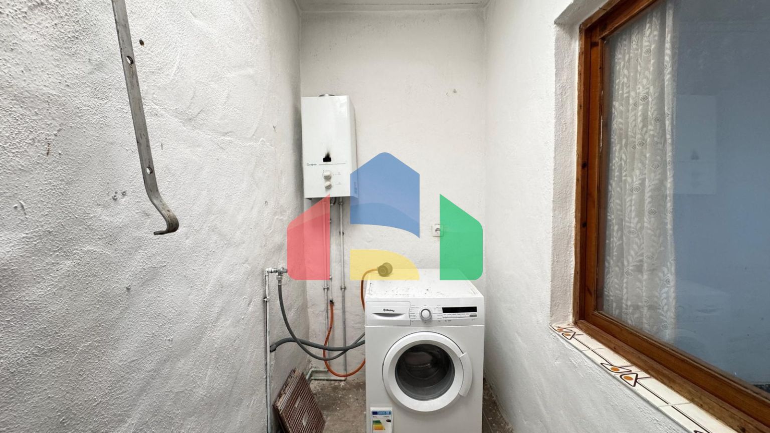 ТАУН-ХАУС С УЧАСТКОМ 30 М2. НЕ ДАЛЕКО ОТ КОМЕРЧЕСКОРО ЦЕНТРА. 74М2. 2 СПАЛЬНИ. 1 ВАННАЯ. ПОД РЕМОНТ.