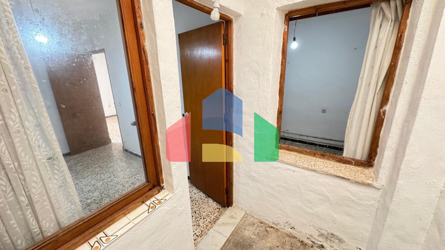 ТАУН-ХАУС С УЧАСТКОМ 30 М2. НЕ ДАЛЕКО ОТ КОМЕРЧЕСКОРО ЦЕНТРА. 74М2. 2 СПАЛЬНИ. 1 ВАННАЯ. ПОД РЕМОНТ.