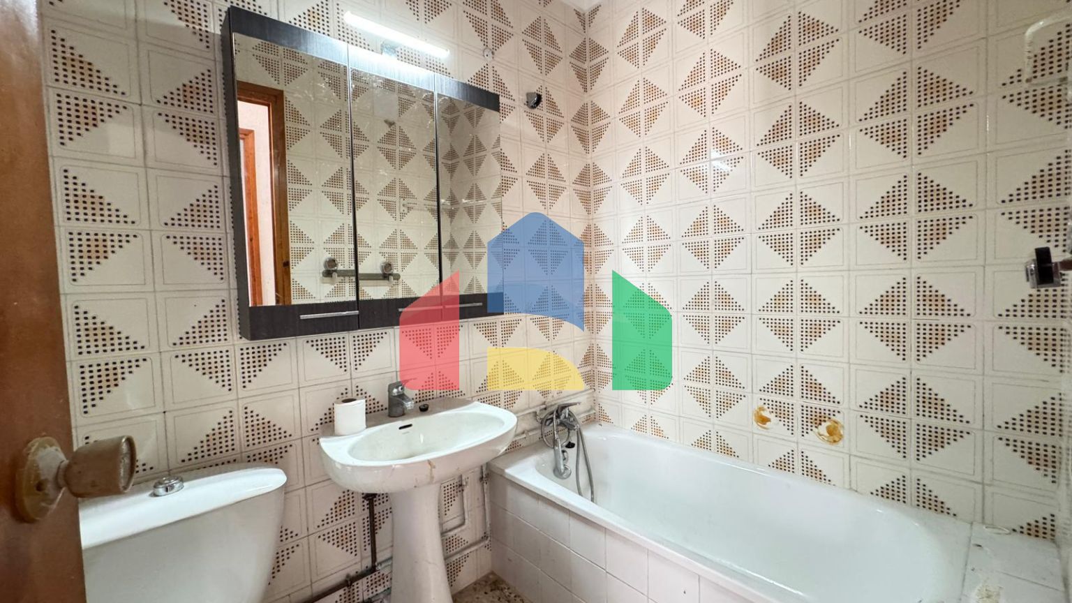 ТАУН-ХАУС С УЧАСТКОМ 30 М2. НЕ ДАЛЕКО ОТ КОМЕРЧЕСКОРО ЦЕНТРА. 74М2. 2 СПАЛЬНИ. 1 ВАННАЯ. ПОД РЕМОНТ.