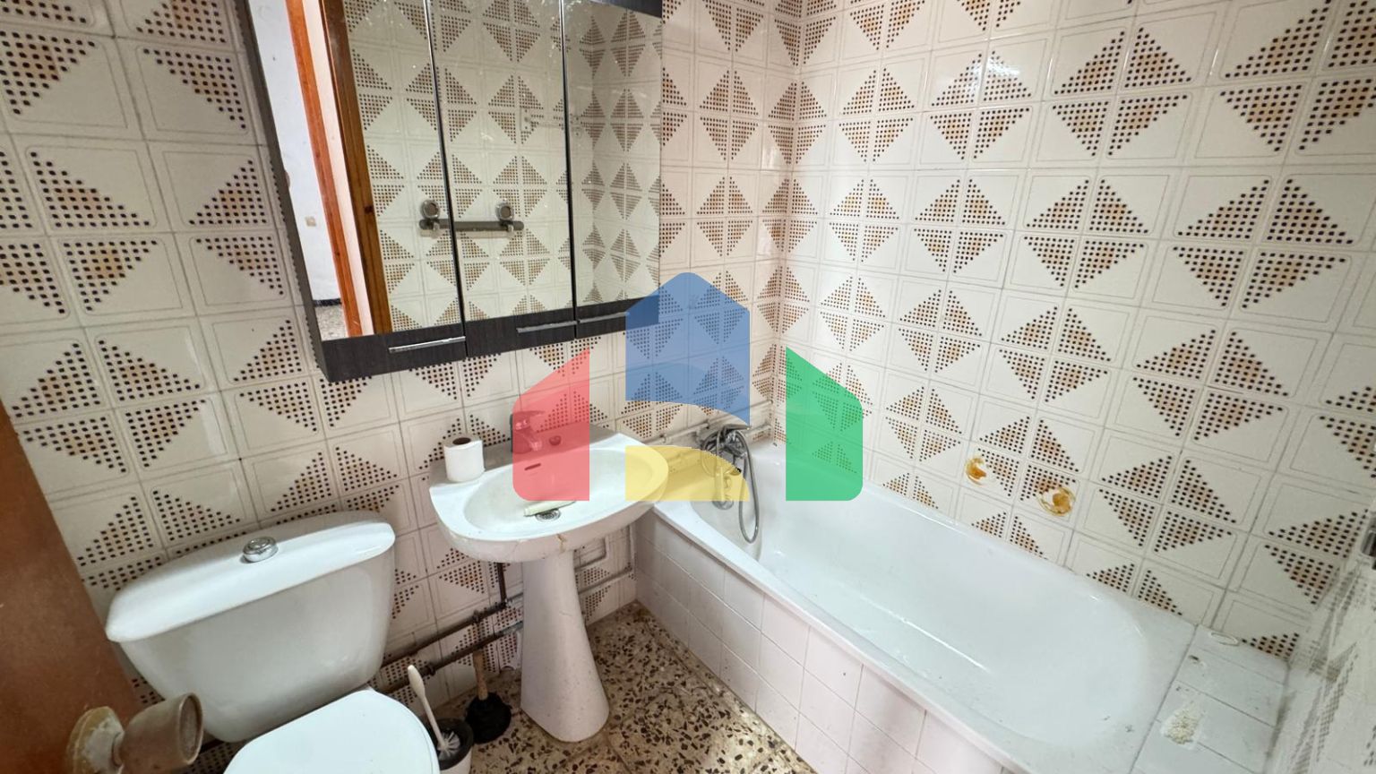 ТАУН-ХАУС С УЧАСТКОМ 30 М2. НЕ ДАЛЕКО ОТ КОМЕРЧЕСКОРО ЦЕНТРА. 74М2. 2 СПАЛЬНИ. 1 ВАННАЯ. ПОД РЕМОНТ.