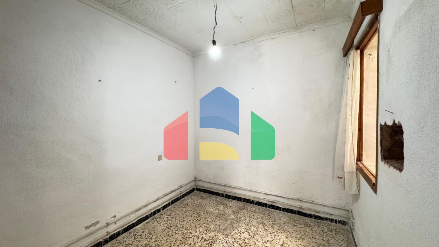 ТАУН-ХАУС С УЧАСТКОМ 30 М2. НЕ ДАЛЕКО ОТ КОМЕРЧЕСКОРО ЦЕНТРА. 74М2. 2 СПАЛЬНИ. 1 ВАННАЯ. ПОД РЕМОНТ.