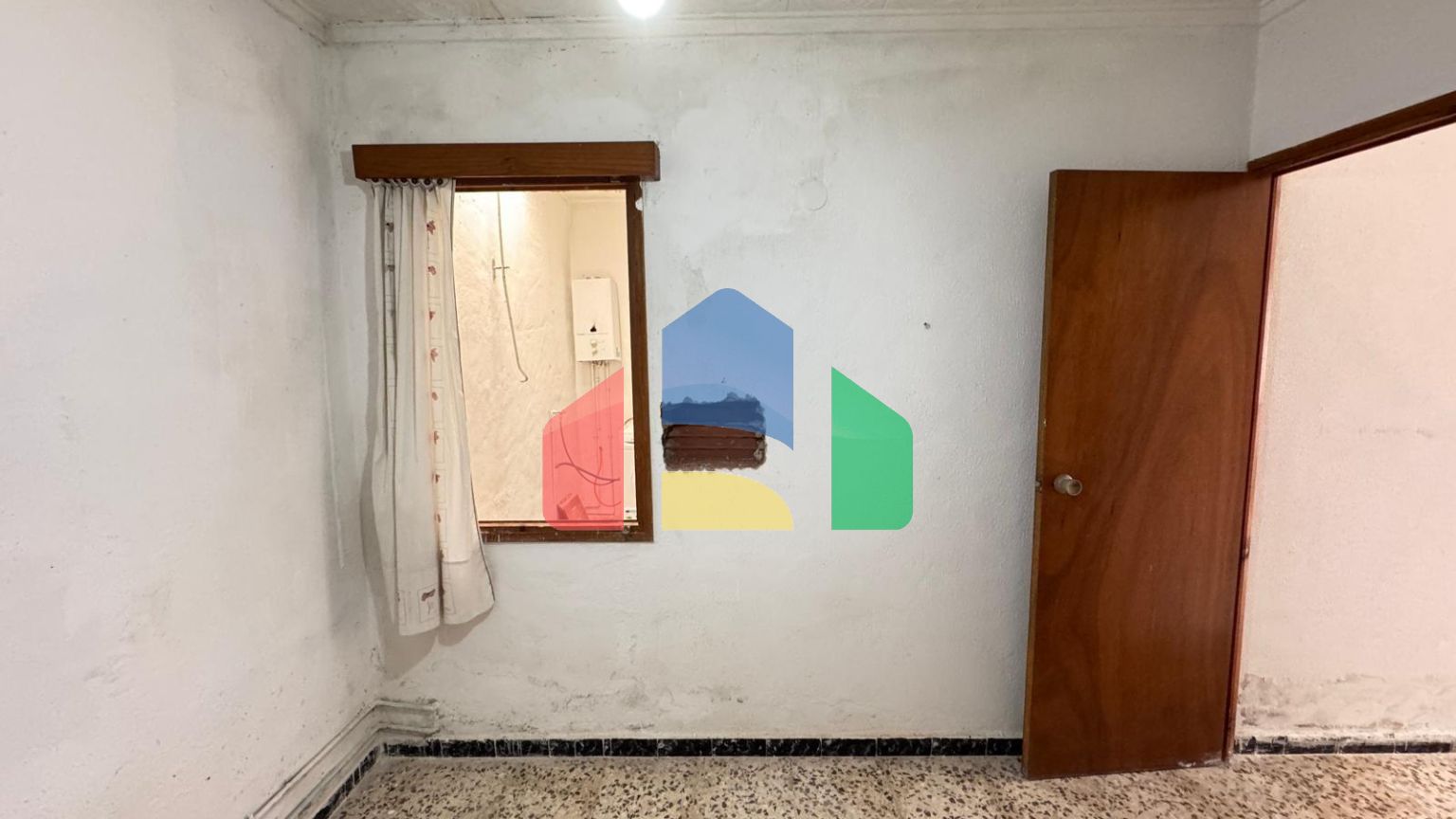 ТАУН-ХАУС С УЧАСТКОМ 30 М2. НЕ ДАЛЕКО ОТ КОМЕРЧЕСКОРО ЦЕНТРА. 74М2. 2 СПАЛЬНИ. 1 ВАННАЯ. ПОД РЕМОНТ.