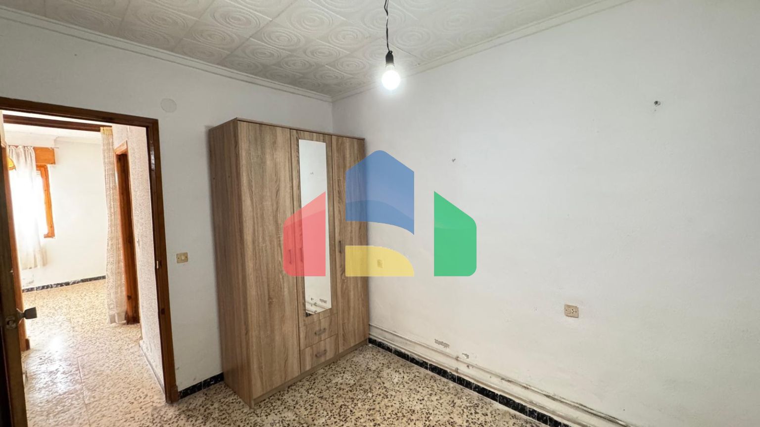 ТАУН-ХАУС С УЧАСТКОМ 30 М2. НЕ ДАЛЕКО ОТ КОМЕРЧЕСКОРО ЦЕНТРА. 74М2. 2 СПАЛЬНИ. 1 ВАННАЯ. ПОД РЕМОНТ.